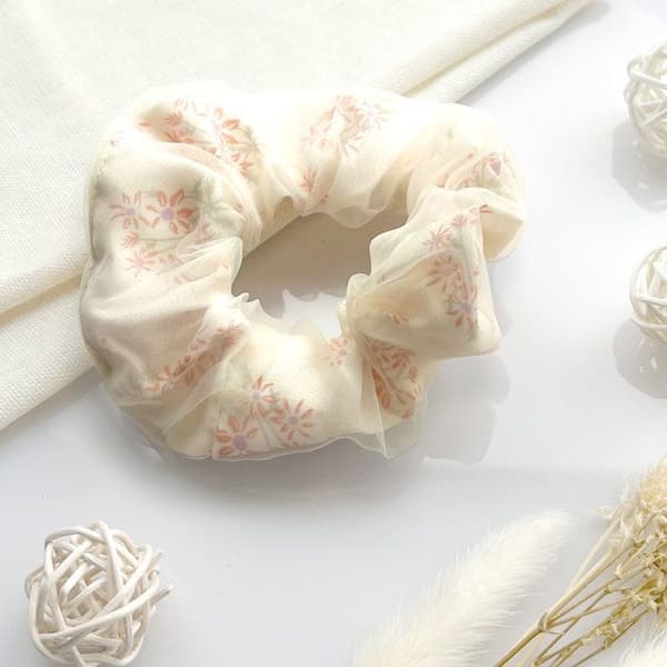 Chouchou Klassisk för Hår Dubbel Draperad Blommig i Delikat Beige Voile Beige