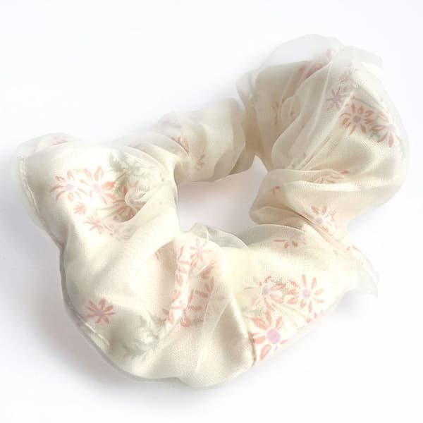 Chouchou Klassisk för Hår Dubbel Draperad Blommig i Delikat Beige Voile Beige