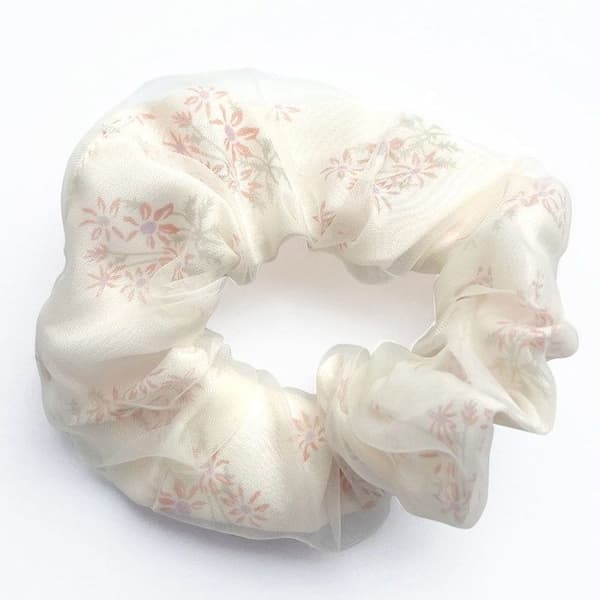 Chouchou Klassisk för Hår Dubbel Draperad Blommig i Delikat Beige Voile Beige