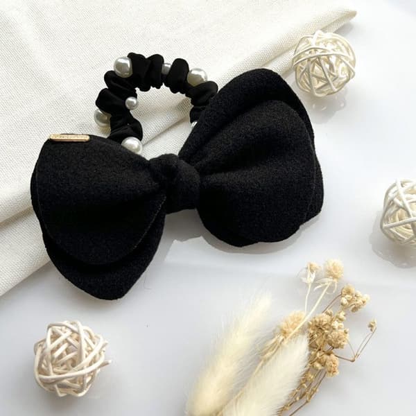 Chouchou Elegant för Hår i Satin med Knut och Fina Pärlor Svart