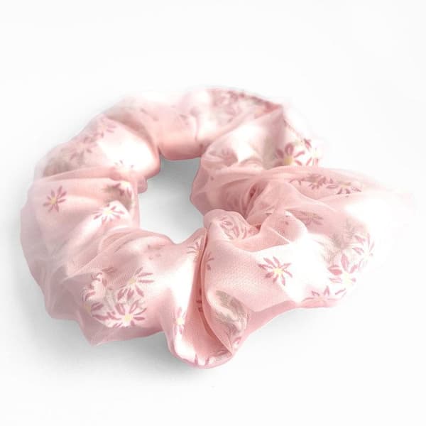 Chouchou Klassisk för Hår Dubbel Draperad Blommig i Delikat Rosa Tyll
