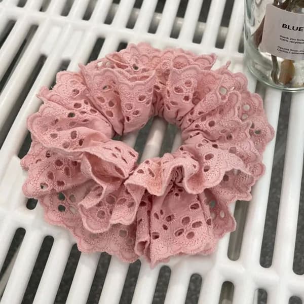 Chouchou Klassisk för Hår i Vintage Broderad Rosa Tyg