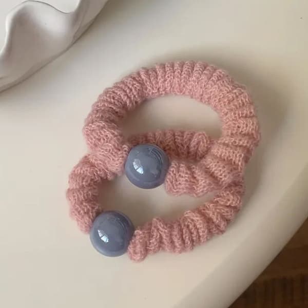 Duo av klassiska scrunchies i nät med minimalistisk rosa pärla