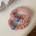 Miniatyrbild 3 av 3: Duo av klassiska scrunchies i nät med minimalistisk rosa pärla