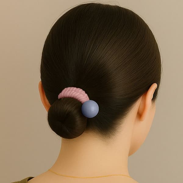 Duo av klassiska scrunchies i nät med minimalistisk rosa pärla