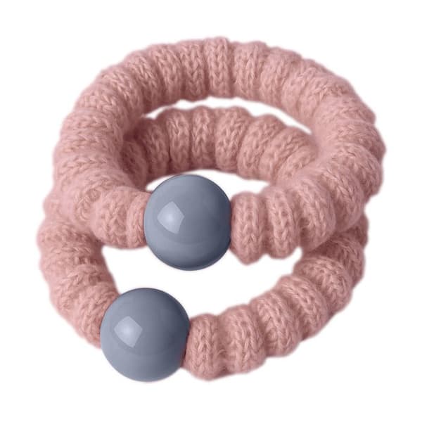 Duo av klassiska scrunchies i nät med minimalistisk rosa pärla