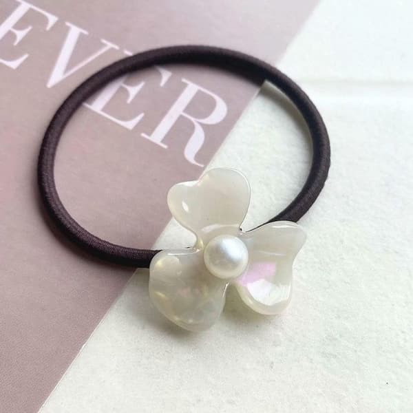 Elastisk Casual för Hår med Blomma i Blankt Amber och Exklusiv Vit Perla