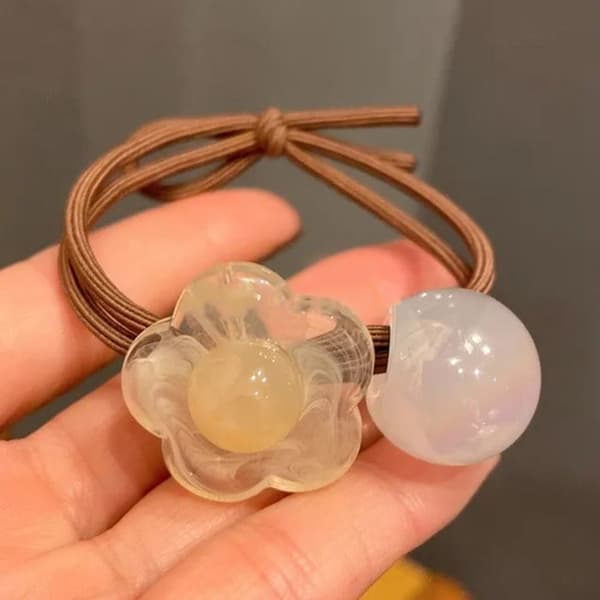 Elastisk casual hårband med pärlemorsblomma och delikat beige akrylperla