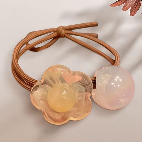 Elastisk casual hårband med pärlemorsblomma och delikat beige akrylperla