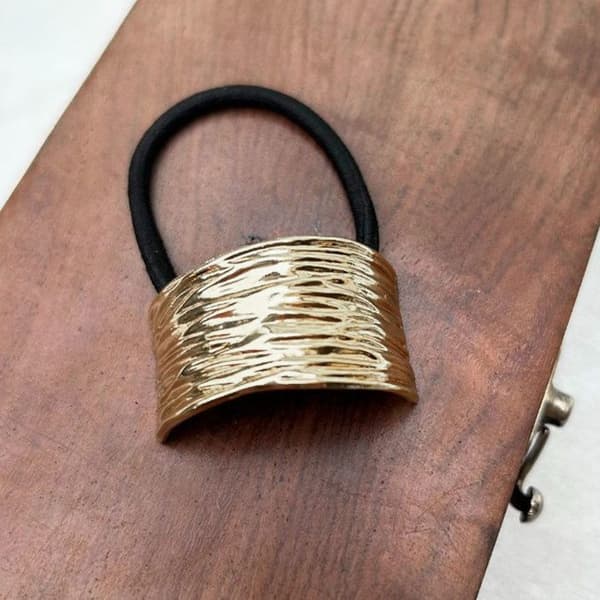 Ett Elastiskt Casual Hårband med Texturerad Skulpterad Ring i Guld Svart / Guld