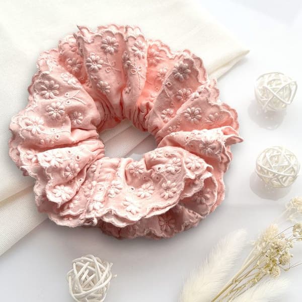 Chouchou Klassisk för Hår i Vintage Chic Broderat Tyg Rosa Rosa
