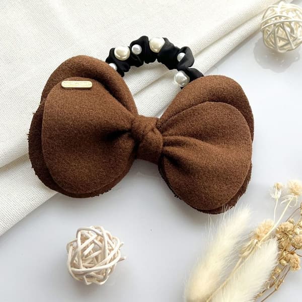 Chouchou Elegant för Hår i Satin med Knut och Fina Pärlor Brun