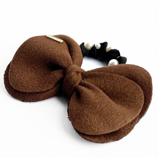 Chouchou Elegant för Hår i Satin med Knut och Fina Pärlor Brun