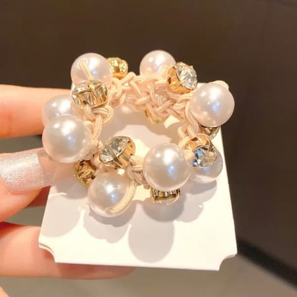 Elegant Hårsnodd med Flätor, Pärlor och Raffinerade Strass Beige