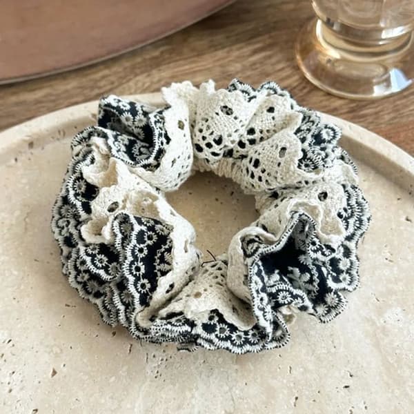 Chouchou Klassisk för Hår i Delikat Broderad Spets Svart Vit / Svart