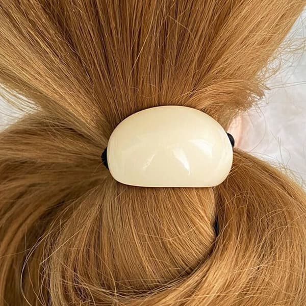 Elastiskt hårband med pärla i vitbruten trälook