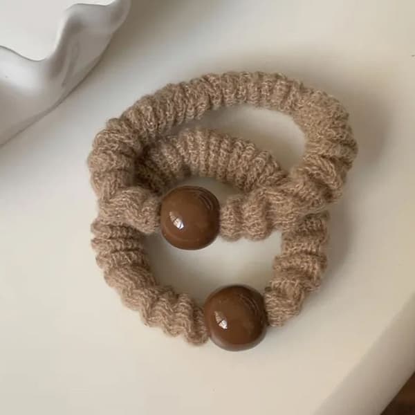 Duo av klassiska hårsnoddar i nät med minimalistisk brun pärla