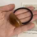 Miniatyrbild 2 av 3: Elastiskt Hårband med Bärnstensaktig Brunsfärgad Perle