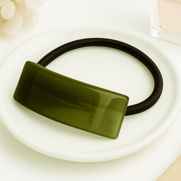 Mjuk pärlskalsgummiband för hår, med böjd manchong, diskret grön.