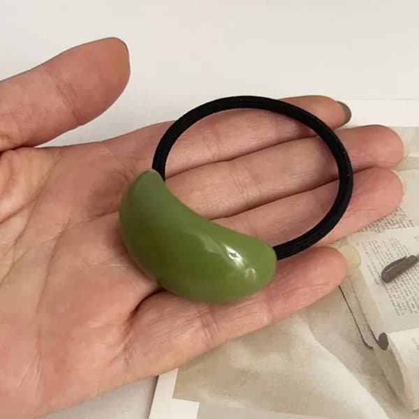 Elastisk casual för hår med pärla i grön olivträseffekt