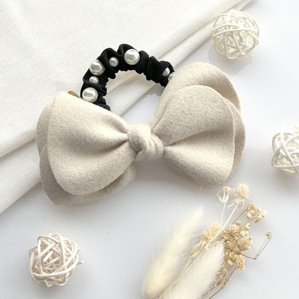 Chouchou Elegant för Hår i Satin med Knut och Eleganta Vita Pärlor