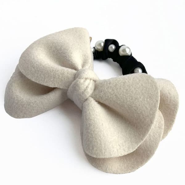 Chouchou Elegant för Hår i Satin med Knut och Eleganta Vita Pärlor