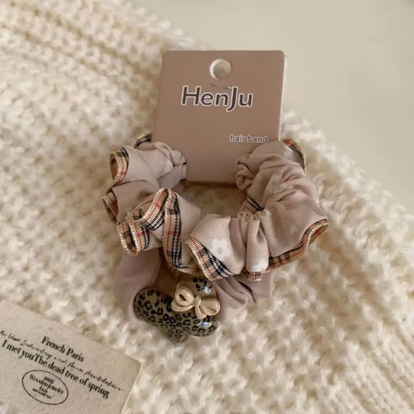Set med 3 Casual Hårsnoddar med Knyt och Minimalistiska Iriserande Charmar Beige Beige