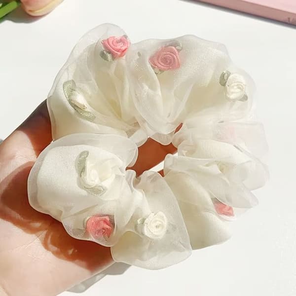Chouchou Dubbel Tjocklek för Hår i Mjuk Tyg med 3D Vita Rosor