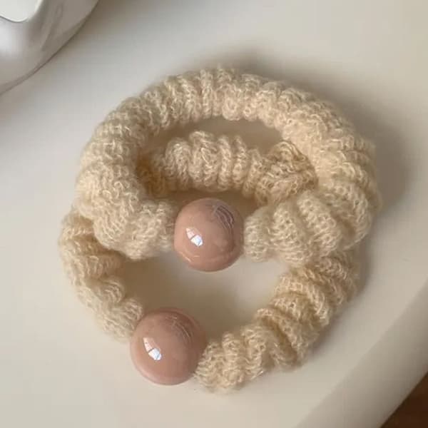 Duo av klassiska hårsnoddar i mesh med minimalistisk beige pärla