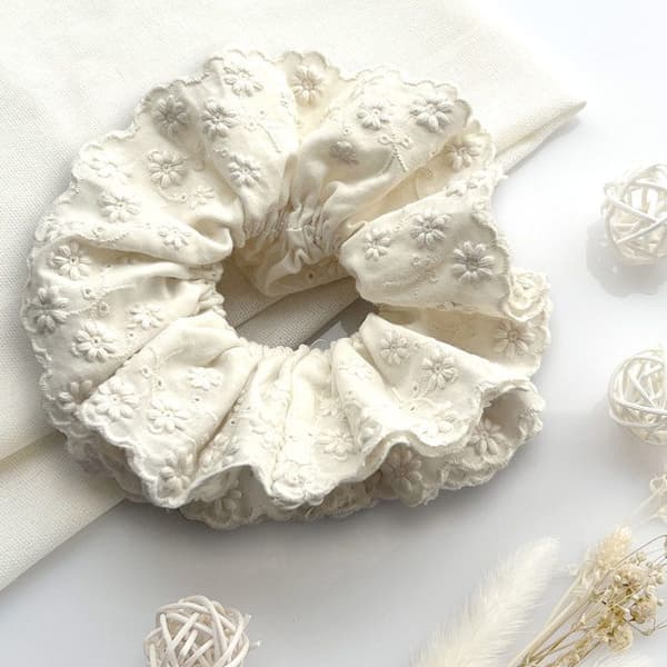 Chouchou Klassisk för Hår i Vintage Chic Beige Broderad Tyg Beige