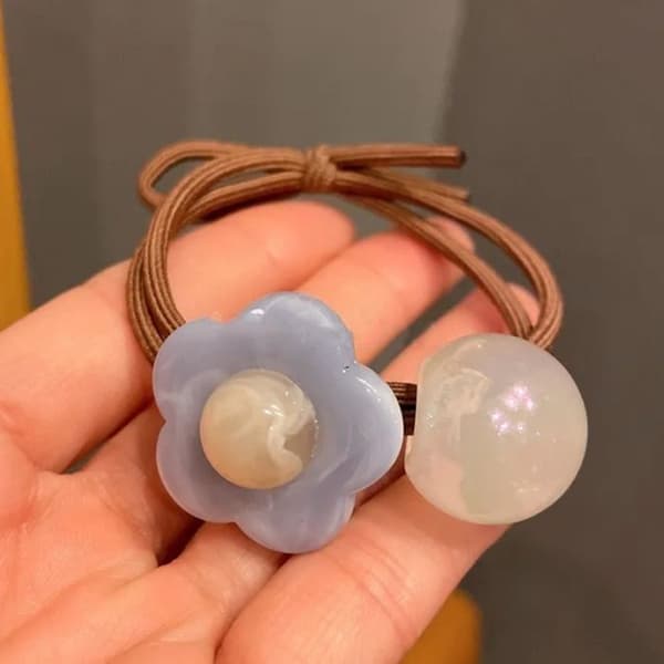 Elastiskt Hårband med Pärlemorfärgad Blomma och Delikat Blå Akrylperla