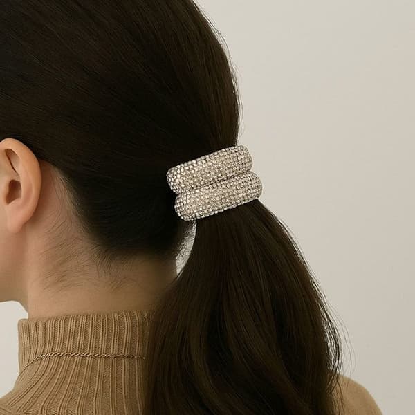 Trendande elastisk hårband med geometriska strass i raffinerad guld.