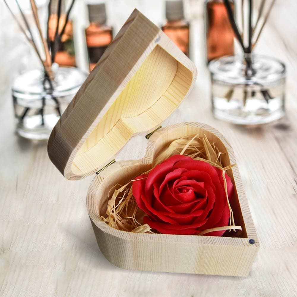 Röd Ros av Tvål i Trälåda - Hjärtformad Presentbox - Gåva