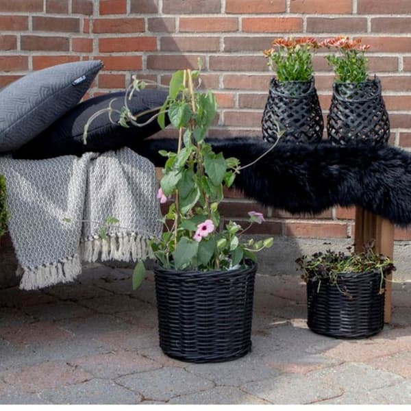 4 runda svarta rottingkorgar med plastbelagd insida