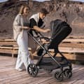 Miniatyrbild 3 av 6: Kombinerad barnvagn 2-i-1 LIONELO Layla - Från födseln upp till 22 kg - Paket med duo barnvagn, liggdel, väska och tillbehör - Grå