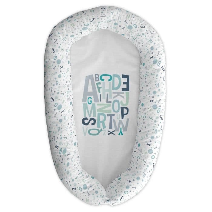 TANUKI - ALPHABET bassinet kudde 48x90 cm - Airballon - Vändbart och avtagbart överdrag - 100% bomull - Blå