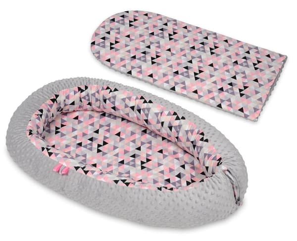 Babynest - vauvanpesä - 0-8kk - 82x54cm - vaaleanpunaiset kolmiot - harmaa