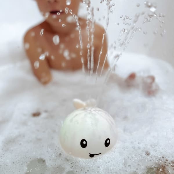 WOOPIE BABY kylpylelu Choice suihkuttaa vettä LED-suihkulähteellä