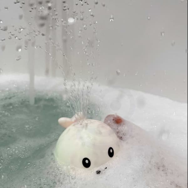 WOOPIE BABY kylpylelu Choice suihkuttaa vettä LED-suihkulähteellä