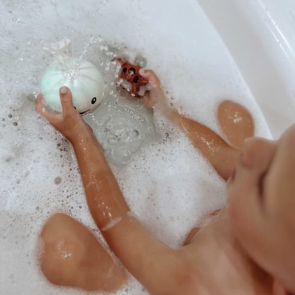 WOOPIE BABY kylpylelu Choice suihkuttaa vettä LED-suihkulähteellä