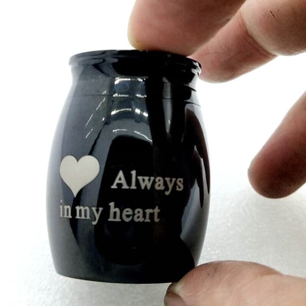 Rustfrit stål Funeral Urns til Pet Dogs Cats Ashes Keepsake Miniature Burial 40 * 29mm sort kærlighed bogstaver