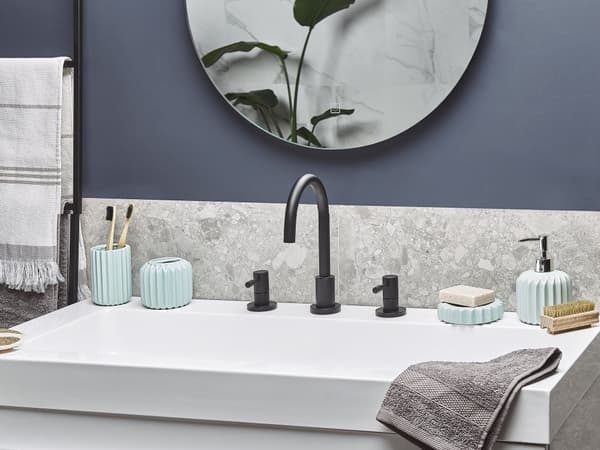 Badeværelsestilbehør Sæt Blå og Sølv Blank Keramik Krus Børsteholder Toiletbørste Sæbedispenser og Skål i Minimalistisk Skandinavisk Design