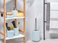 Miniatyrbillede 2 af 9: Badeværelsestilbehør Sæt Blå og Sølv Blank Keramik Krus Børsteholder Toiletbørste Sæbedispenser og Skål i Minimalistisk Skandinavisk Design