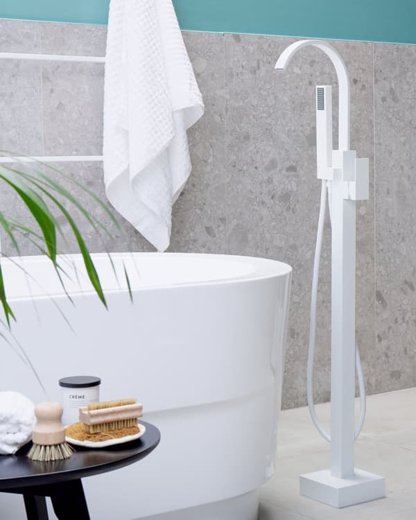 Badkarsblandare Vit Mässing Fristående Badkarsblandare med Handdusch Golvmonterad Modern Design