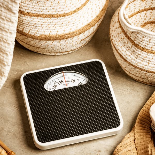 Mekaaninen kylpyhuoneen vaaka, jonka kapasiteetti on 136 kg ja metallikotelo