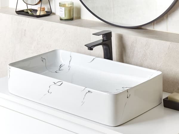 Håndvask til badeværelse med hvid keramisk marmoreffekt rektangulær 61 x 35 cm glamourøs stil