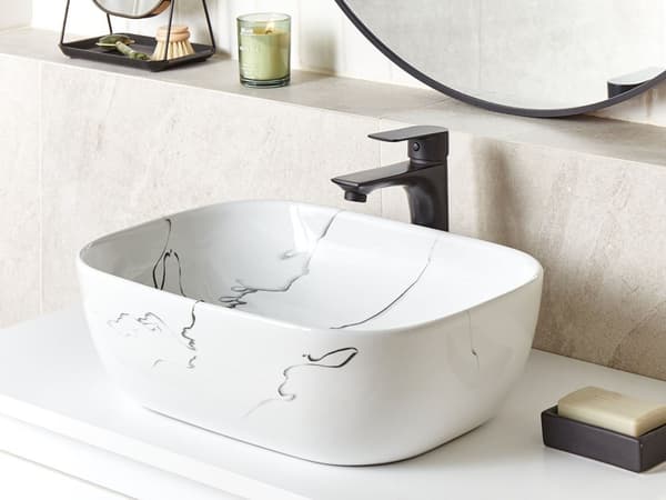 Håndvask til badeværelse med hvid keramisk marmoreffekt rektangulær 47 x 34 cm glamourøs stil