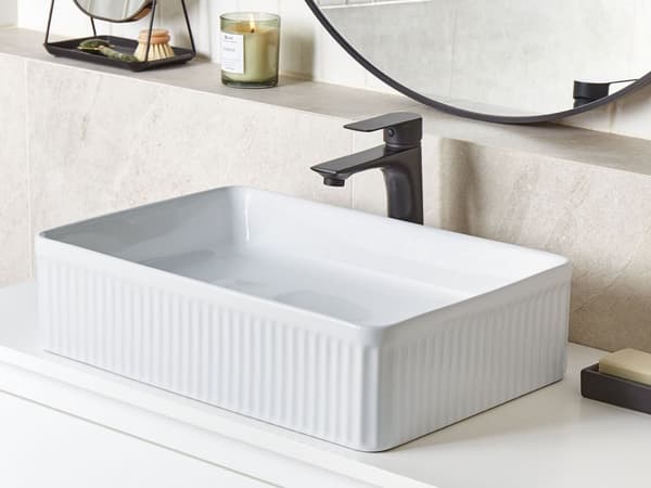 Bordpladevask Hvid keramik 50 x 34 cm blank kantet badeværelsesvask Moderne stil