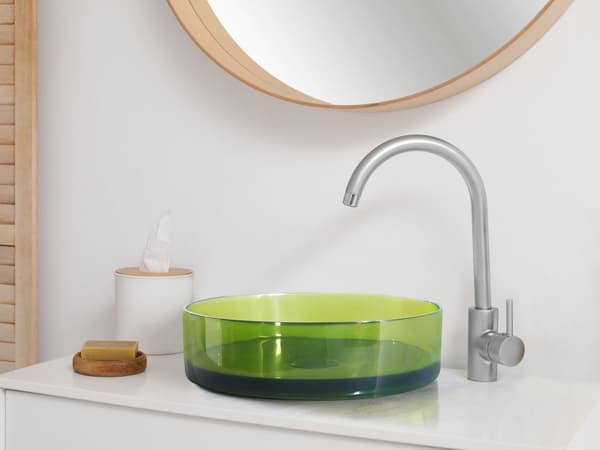 Benkeplatevask Grønn Solid Surface 360 mm halvtransparent, rund baderomsservant med gul overflate