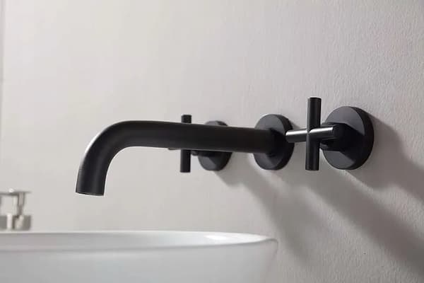 MYYNTI POISTU PIILOTETUSTA ASENNUSSEKOITTIMESTA MUSTA